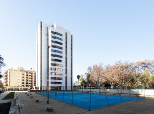 Apartamento T3 para arrendar em condomínio com court de ténis, piscina e ginásio