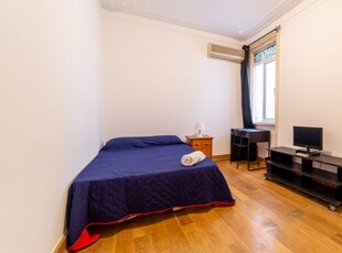 Arrumo quarto para alugar em apartamento de 6 quartos em Arroios