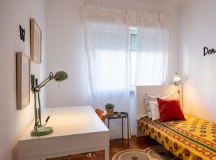Confortável quarto em apartamento de 3 quartos na Ajuda, Lisboa