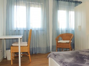 Confortável quarto em apartamento de 4 quartos em Benfica, Lisboa