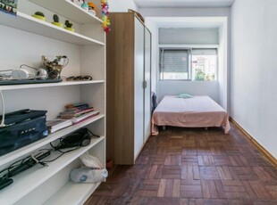 Grande quarto em apartamento com 6 quartos em Campo de Ouri, Lisboa