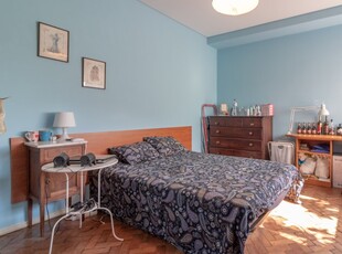 Grande quarto em casa com 6 quartos em Oeiras, Lisboa