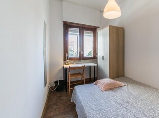 Quarto acolhedor em apartamento com 6 quartos em Campo de Ouri, Lisboa