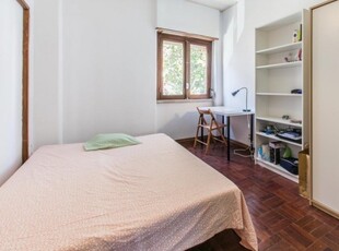 Quarto acolhedor em apartamento com 6 quartos em Campo de Ouri, Lisboa