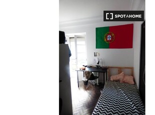 Quarto acolhedor em apartamento com 7 quartos em Arroios, Lisboa