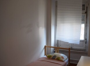 Quarto acolhedor em apartamento de 7 quartos no Areeiro, Lisboa