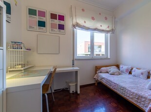 Quarto acolhedor para alugar em apartamento de 4 quartos em Oeiras, Lisboa