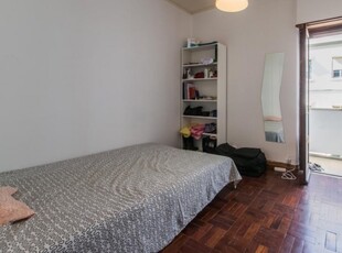 Quarto com varanda em apartamento de 6 quartos em Campo de Ouri, Lisboa