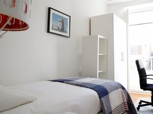 Quarto confortável para alugar em apartamento de 5 quartos em Arroios