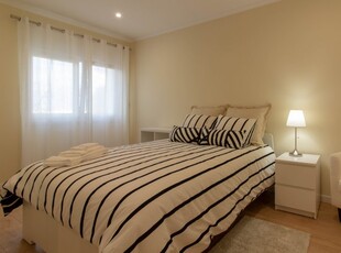 Quarto elegante para alugar em apartamento de 5 quartos em Oeiras