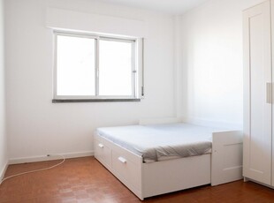 Quarto em apartamento com 4 quartos em Linda-a-Velha, Lisboa