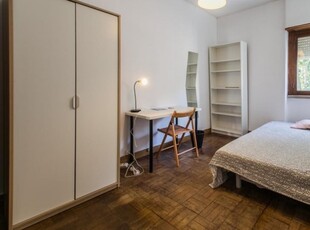 Quarto espaçoso, apartamento com 6 quartos em Campo de Ouri, Lisboa