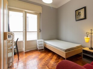 Quarto espaçoso em apartamento de 4 quartos em Benfica, Lisboa