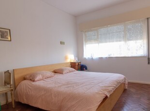 Quarto espaçoso em casa com 6 quartos em Oeiras, Lisboa