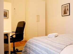Quarto espaçoso para alugar em apartamento de 5 quartos em Arroios