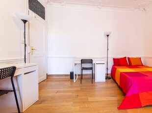 Quarto espaçoso para alugar em apartamento de 6 quartos em Arroios