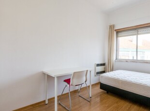 Quarto luminoso em apartamento de 3 quartos em Arroios, Lisboa