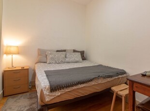 Quarto mobiliado em apartamento de 2 quartos no Bairro Alto, Lisboa