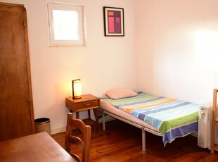 Quarto mobiliado em apartamento de 5 quartos em Arroios, Lisboa