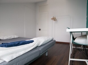 Quarto mobiliado em apartamento de 6 quartos, Alcântara, Lisboa