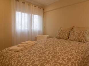 Quarto moderno para alugar em apartamento de 5 quartos em Oeiras