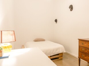 Quarto para alugar em apartamento de 10 quartos no Bairro, Lisboa