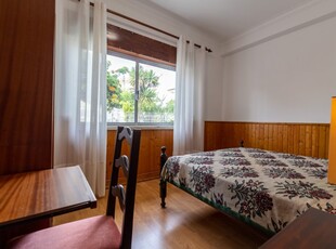 Quarto para alugar em apartamento de 3 quartos em Trafaria, Lisboa