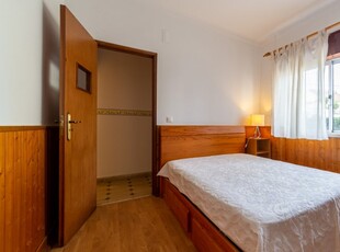Quarto para alugar em apartamento de 3 quartos em Trafaria, Lisboa