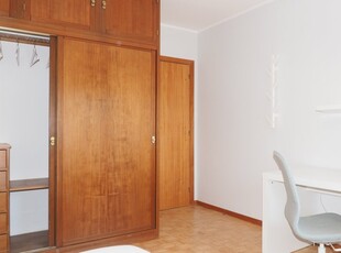 Quarto para alugar em apartamento de 4 quartos em Almada, Lisboa