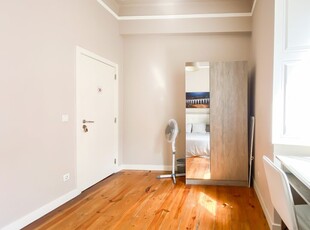 Quarto para alugar em apartamento de 5 quartos em Arroios, Lisboa