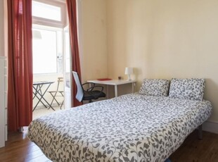 Quarto para alugar em apartamento de 5 quartos em Arroios, Lisboa