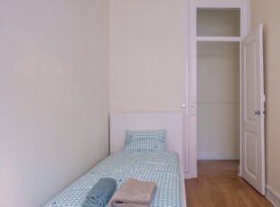 Quarto para alugar em apartamento de 5 quartos em Campolide, Lisboa