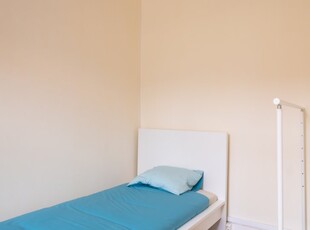 Quarto para alugar em apartamento de 5 quartos em Campolide, Lisboa
