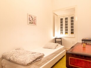 Quarto para alugar em apartamento de 6 quartos em Campolide, Lisboa