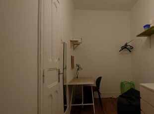 Quarto para alugar em apartamento de 7 quartos em Campolide, Lisboa