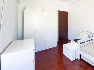 Quartos para alugar em apartamento de 4 quartos em Campolide, Lisboa