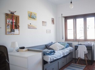 Quartos para alugar em apartamento de 4 quartos em Campolide, Lisboa