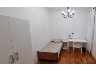 Quartos para alugar em apartamento de 7 quartos em Lisboa