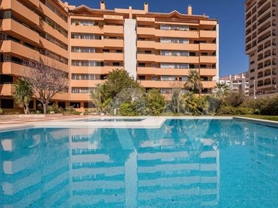 Exclusivo apartamento T2 com Vista Mar - Remodelado - Condomínio de prestígio - Jardim e Piscina - Cascais