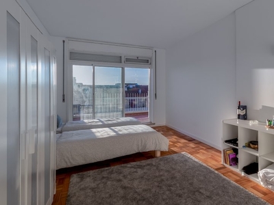 Aluga-se quarto em apartamento de 7 quartos na Boavista, Porto