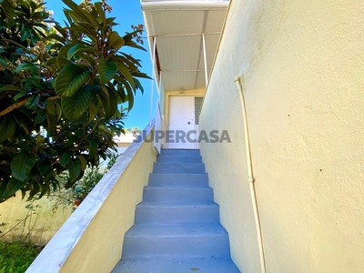 Andar de Moradia T2 para arrendamento na Rua Fernando Pessoa, Charneca da Caparica e Sobreda (2820-065)