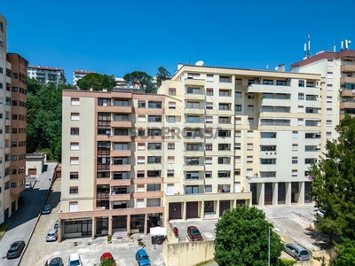 Apartamento T3 para arrendamento em Santo António dos Olivais