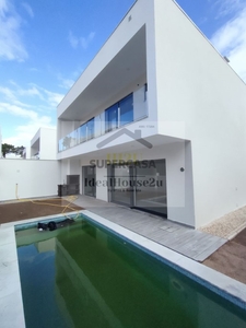 Villa T4 à venda em Charneca de Caparica e Sobreda