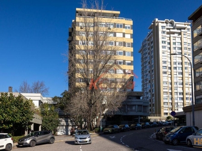 Apartamento T5 à venda na rua Eugénio de Castro
