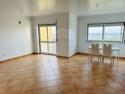 Apartamento T3 à venda em Santo António da Charneca, Barreiro