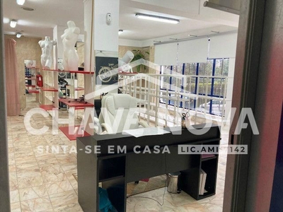 Loja c/ 60 m² montra para rua. centro Candal. Vila Nova Gaia
