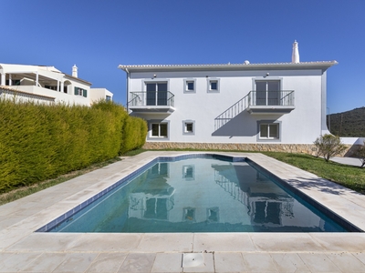 Nova moradia V4 geminada com piscina, para venda em Loulé, Algarve