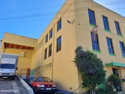 Pavilhão industrial para venda com 3190 m2 em São João da Madeira