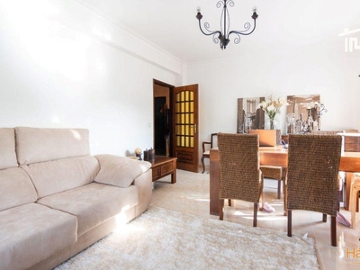 Apartamento T3 com garagem, sótão, boas áreas e soalheiro no centro de Ourém