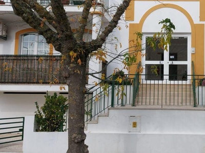 Vende-se apartamento T4, com lugar de garagem e arrecadação em Évora, nas Villas da Cartuxa.